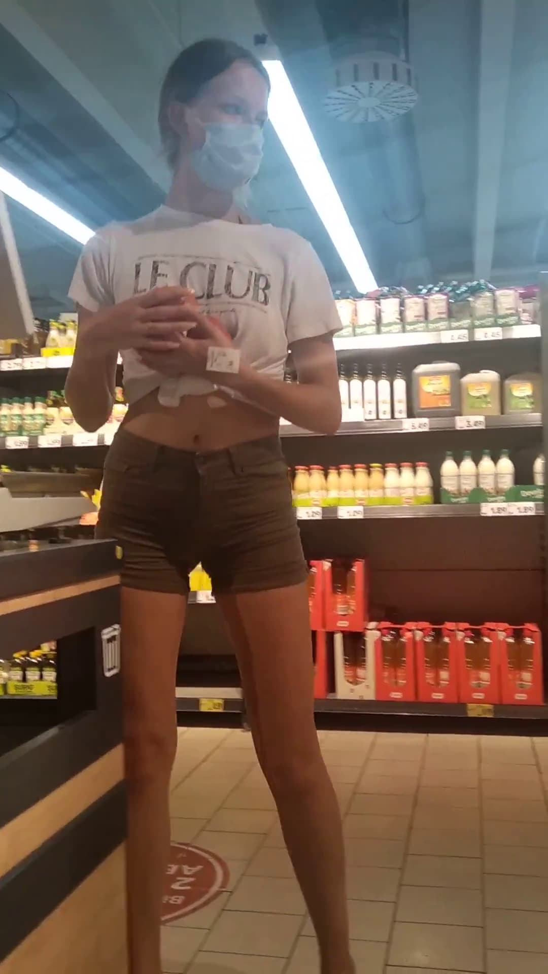 CAMELTOE-GAP-TIGHT SHORTS / Skinny Lady in incredible tight Shorts