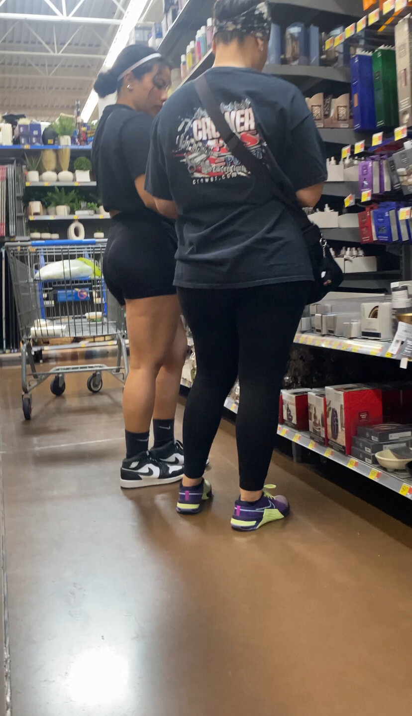 Baddies in all black leggi